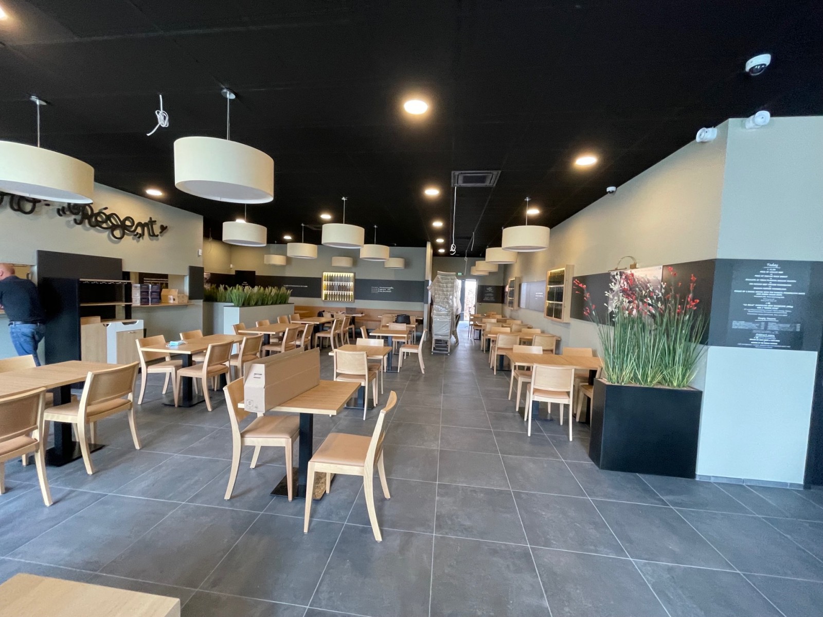 Installation d’une alarme anti intrusion avec caméra en 4K et son contrôle d’accès dans un restaurant à Aubagne