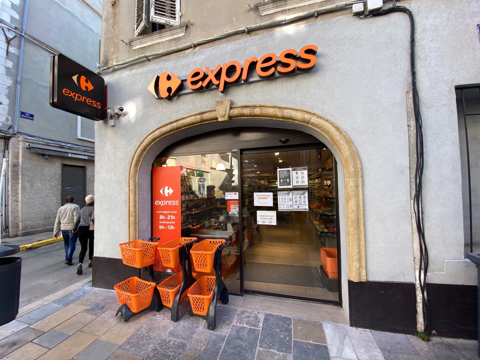 Installation d’un système de sécurité électronique caméras et système anti intrusion dans une commerce de proximité dans le Var