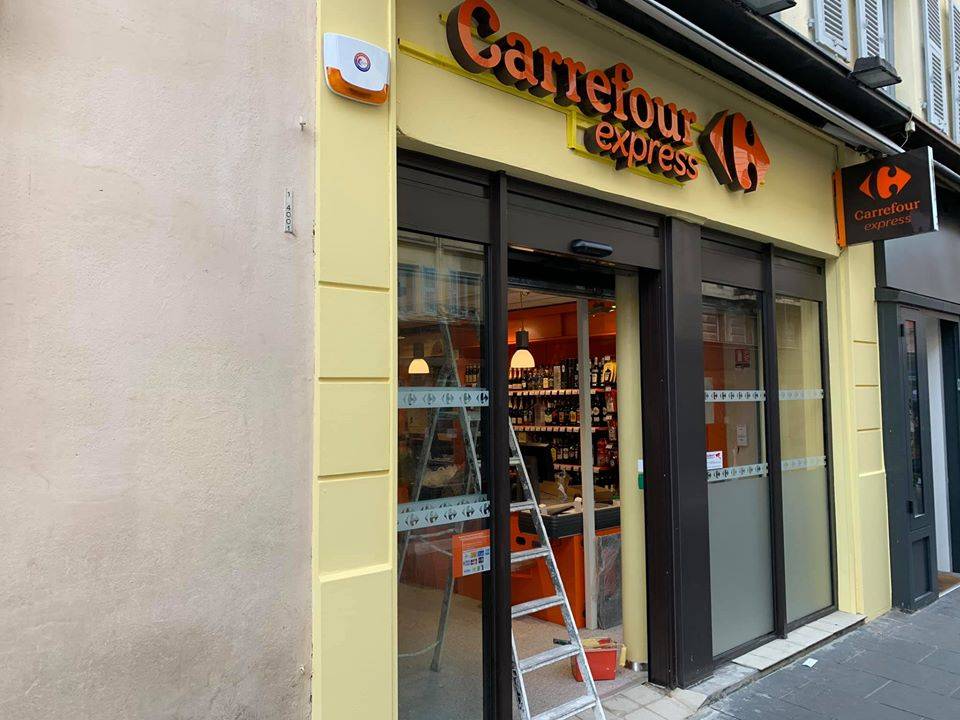 Installation de caméras dans un carrefour pour optimiser la sécurité du commerce