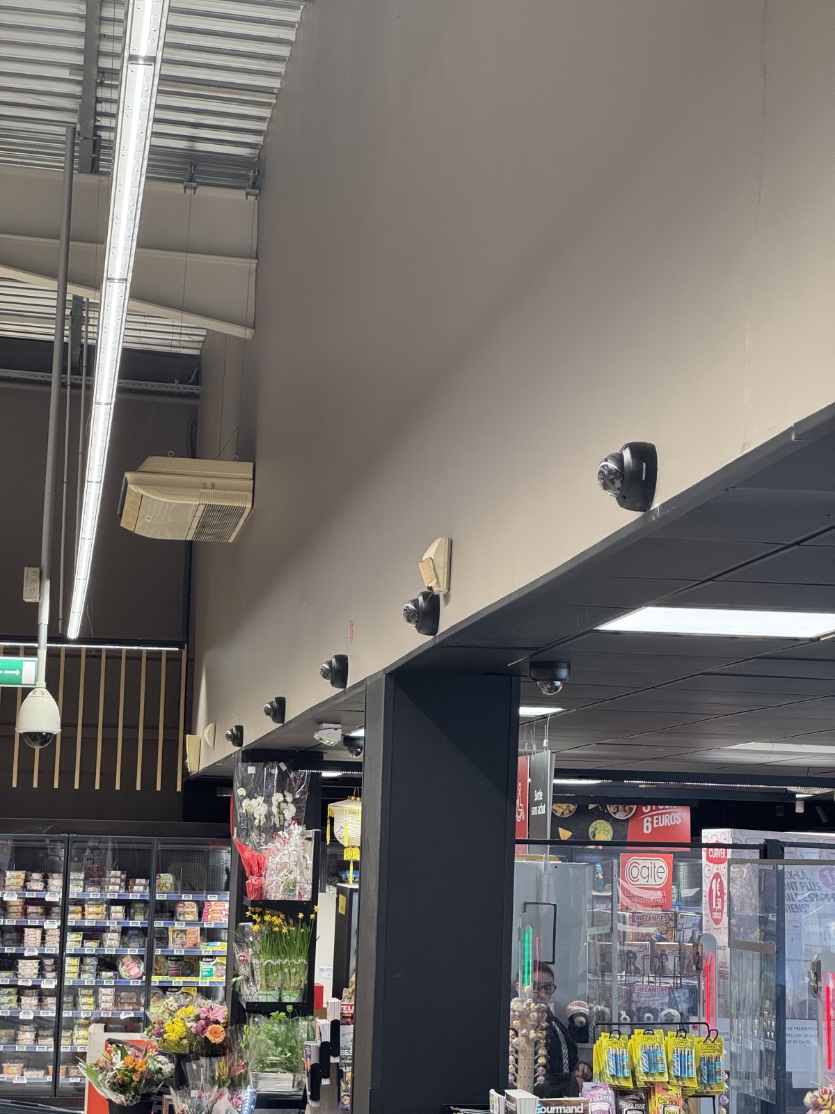  installation Security chez notre client, Intermarché, caméra, 4K avec IA 