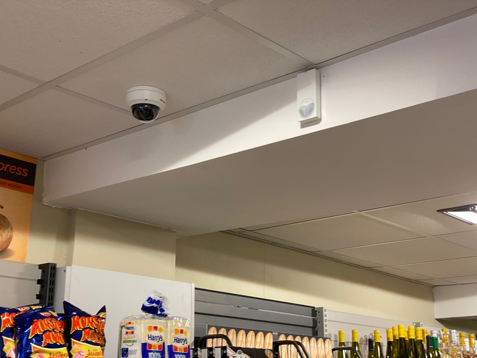 Installation d’un système de sécurité électronique caméras et système anti intrusion dans une commerce de proximité dans le Var