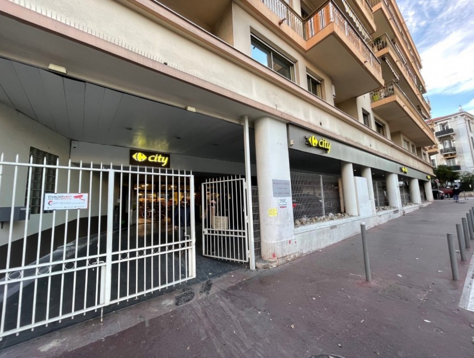 Pose d'un système de caméras de vidéosurveillance avec contrôle d'accès et alarmes dans un Carrefour à Marseille proche de Toulon