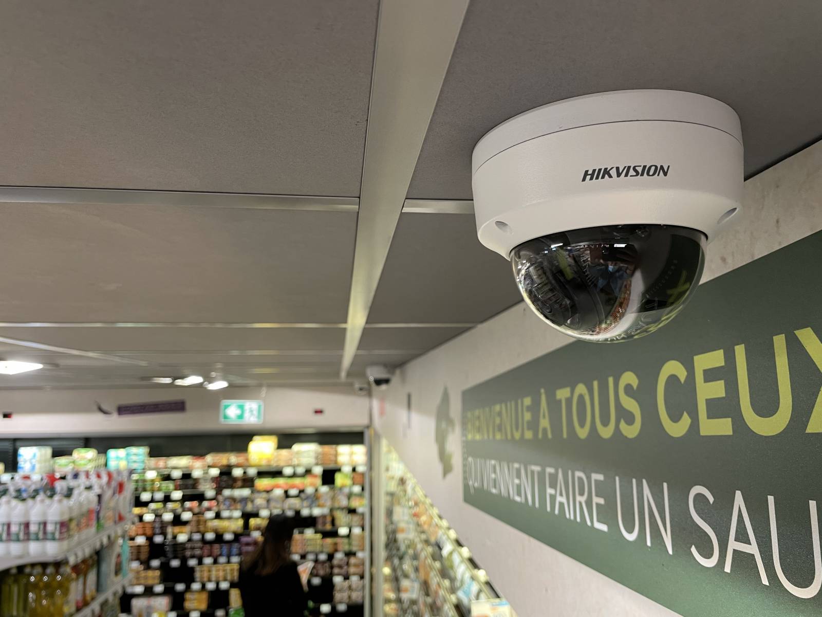 Installation d'une alarme anti intrusion avec contrôle d'accès chez Carrefour et algorithme d’analyse de détection de vol dans les Bouches-du-Rhône