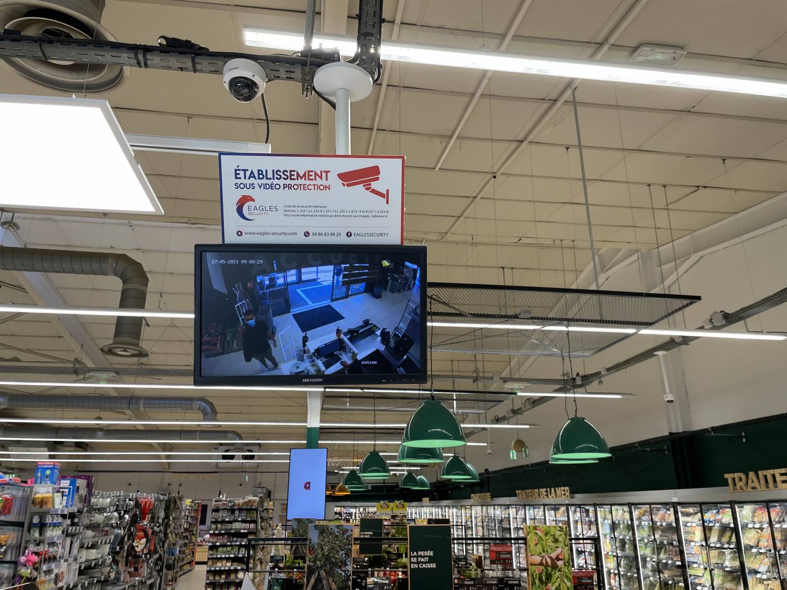 Installation d'un système de caméra vidéosurveillance en 4K avec algorithme de détection de vol, alarme nfa2p et système de contrôle d'accès dans un carrefour à Lambesc dans les Bouches du Rhône