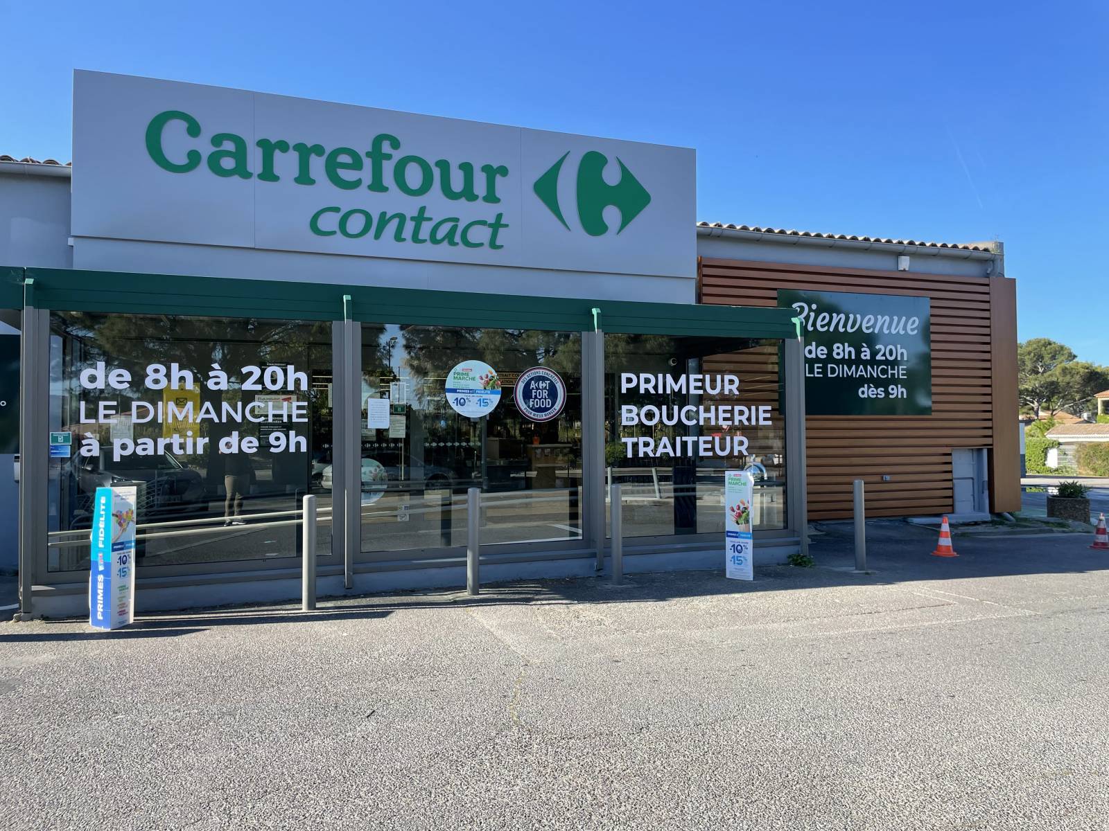 Pose d'un système de caméra vidéosurveillance en 4K avec algorithme de détection de vol, alarme nfa2p et système de contrôle d'accès dans un carrefour à dans les Bouches du Rhône