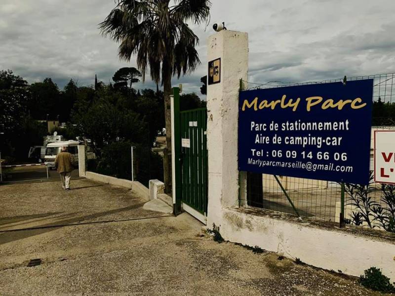 Pose d’un système de vidéo protection dans un parc de stationnement de camping-cars à Marseille